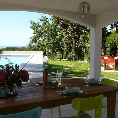 Am Gardasee Mit Grossem Pool Und Garten