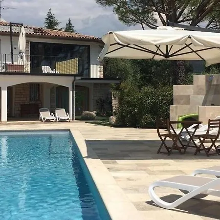 Am Gardasee Mit Grossem Pool Und Garten Costermano