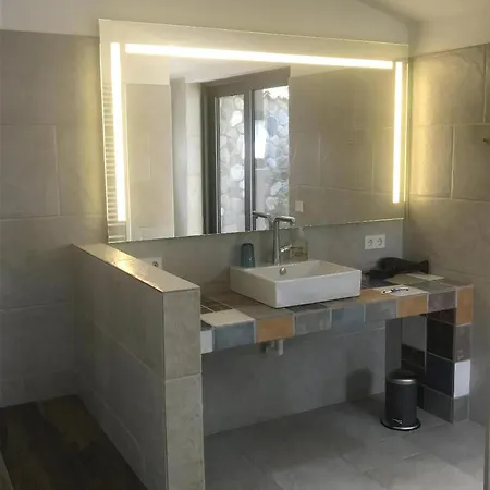 Am Gardasee Mit Grossem Pool Und Garten Дом отдыха Костермано