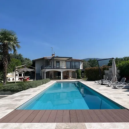Am Gardasee Mit Grossem Pool Und Garten Дом отдыха *