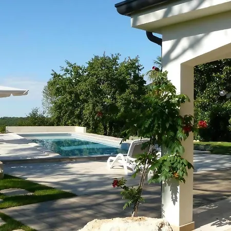 Am Gardasee Mit Grossem Pool Und Garten