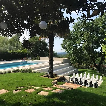 Am Gardasee Mit Grossem Pool Und Garten Дом отдыха Костермано